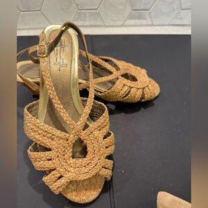 Soft Style Hush Puppies Strappy Tan Gold Woman’s Sandals Size 9.5 W Braided
